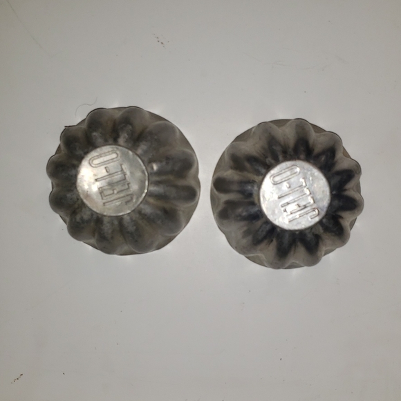 Vintage Metal Baking Set Muffin Baking Pan/ 2 Jell O Mold/ Aluminum Strainer - Picture 2 of 8